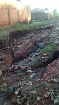 Tá difícil: cratera em São Domingos (GO) engole tudo e prefeitura nada faz