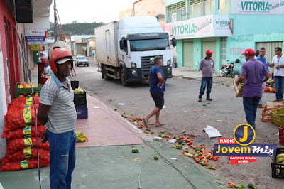 Caminhão desgovernado tomba no centro de Campos Belos (GO)