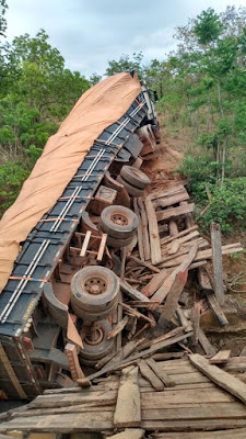 Ponte de madeira não suporta peso de caminhão e desaba