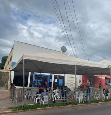 Boa ação: Prefeitura de Dianópolis (TO) instala tenda com cadeiras em frente à Caixa Econômica para quem busca auxílio emergencial