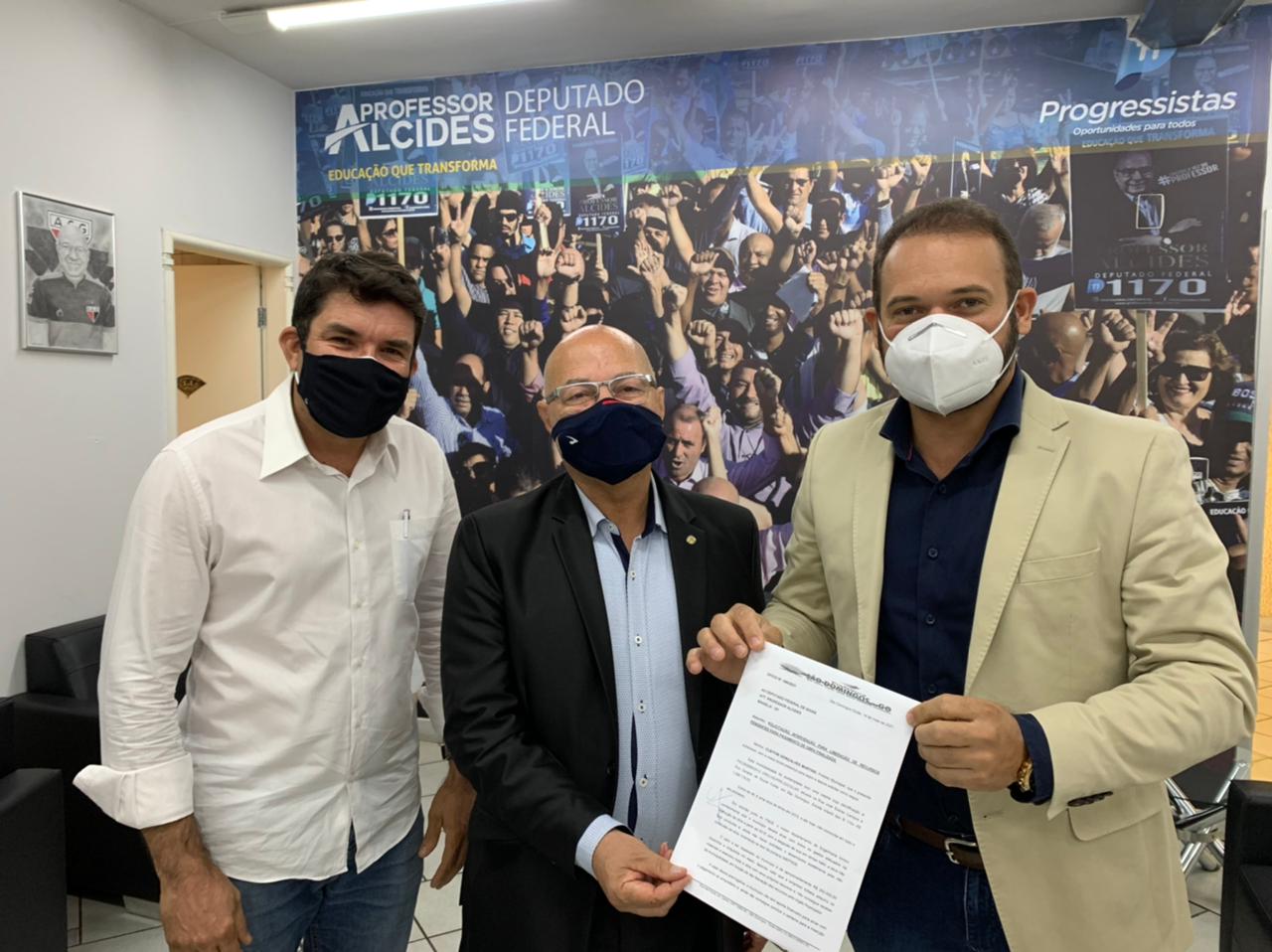 Prefeito de São Domingos (GO) é recebido pelo deputado Professor Alcides (PP), em Brasília