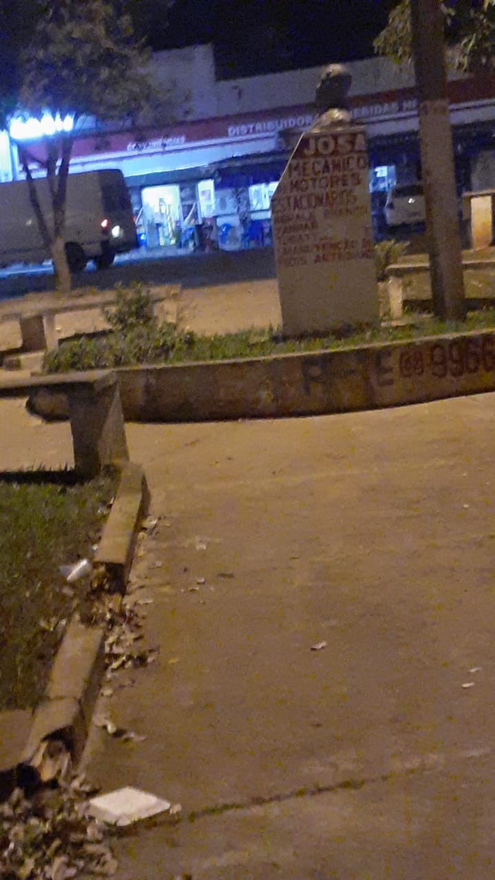 Homem é flagrado pichando o busto de Antônio Bidó, em Campos Belos (GO)