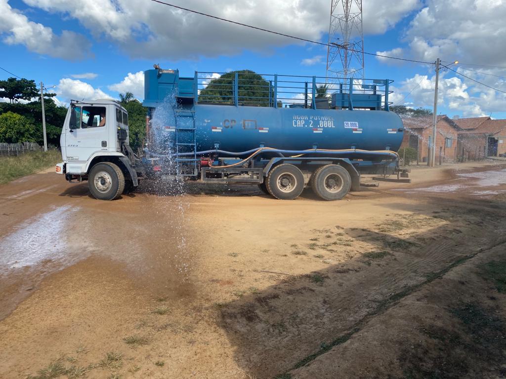Em ato de cidadania, Empresário de Campos Belos (GO) ameniza poeira da cidade com carro pipa particular