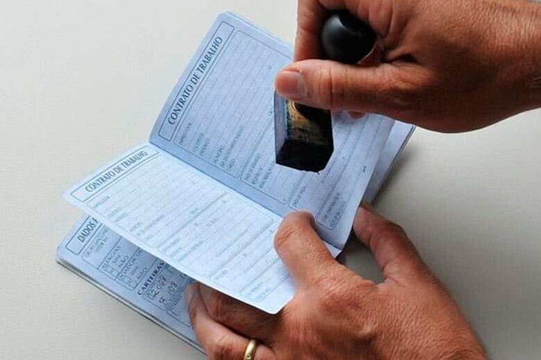 Contrata-se estudante de Pedagogia