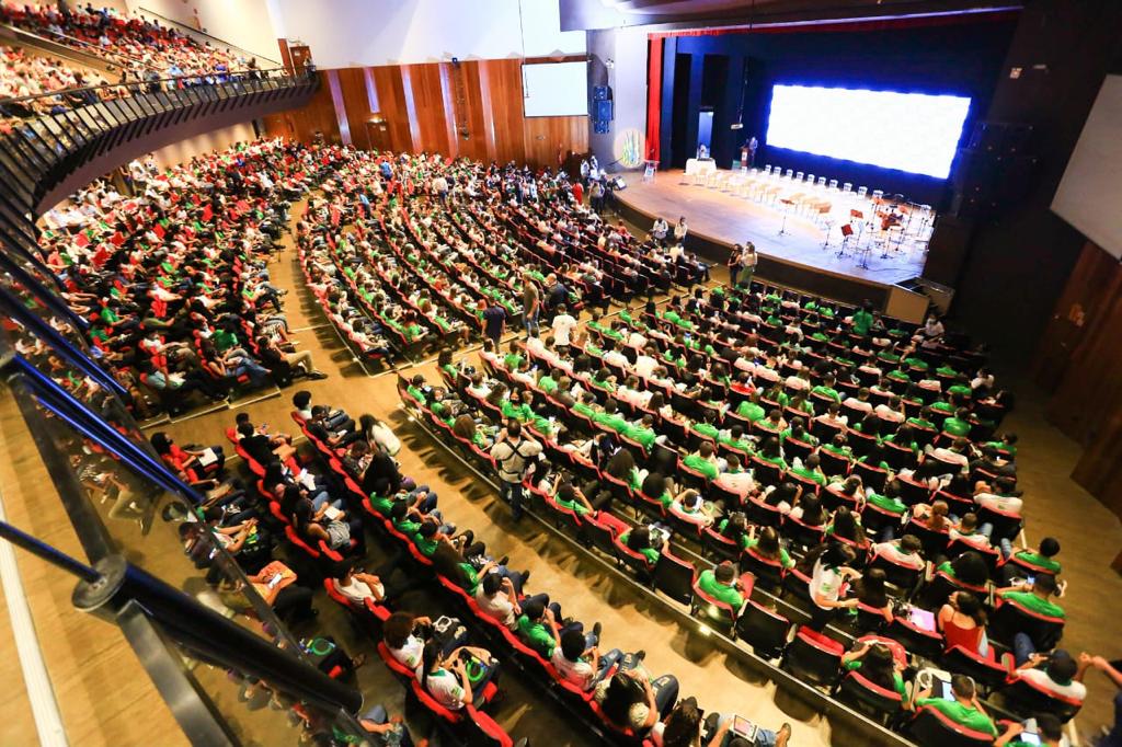 Governo de Goiás assina contrato e entrega material de trabalho a jovens selecionados para programa Aprendiz do Futuro, que empregará 5 mil estudantes