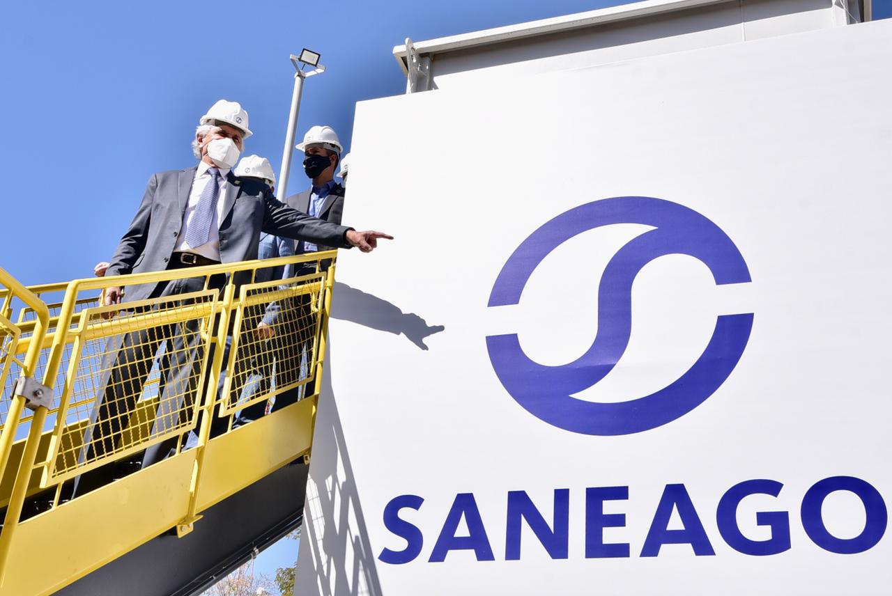 Caiado assina lei que cria programa social que dá desconto de até 80% na conta de água de famílias carentes