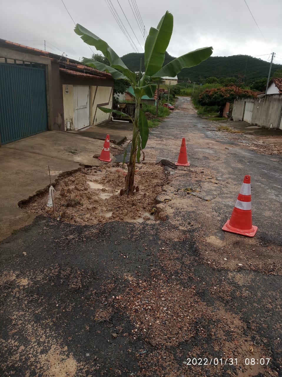 Situação complicada na rua Jeromito Soares, em Campos Belos (GO); salseiro da Saneago sobrou para a prefeitura