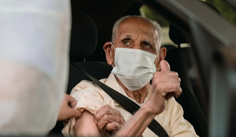Número de idosos sem vacina que morrem de covid é 25 vezes maior em Goiás