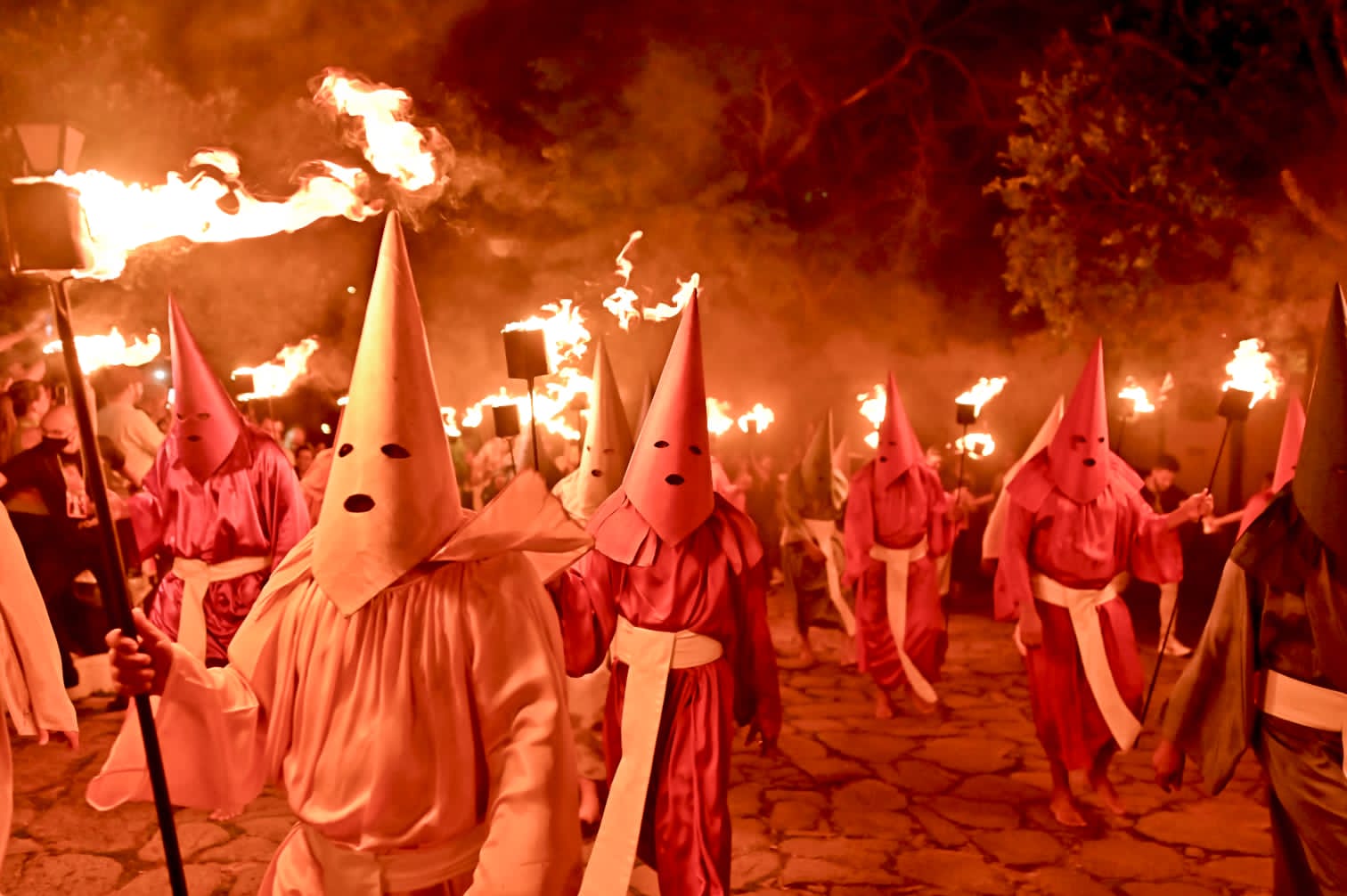 Após dois anos, Procissão do Fogaréu é realizada em Goiás com milhares de fiéis