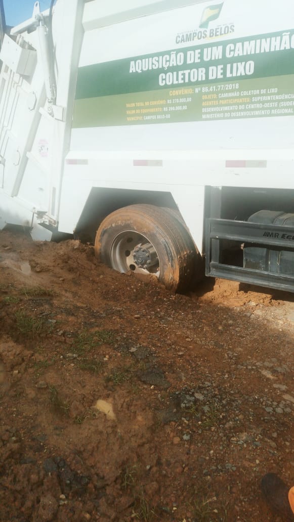 Comunidade pede socorro. Caminhões atolam dentro da cidade de Campos Belos (GO)