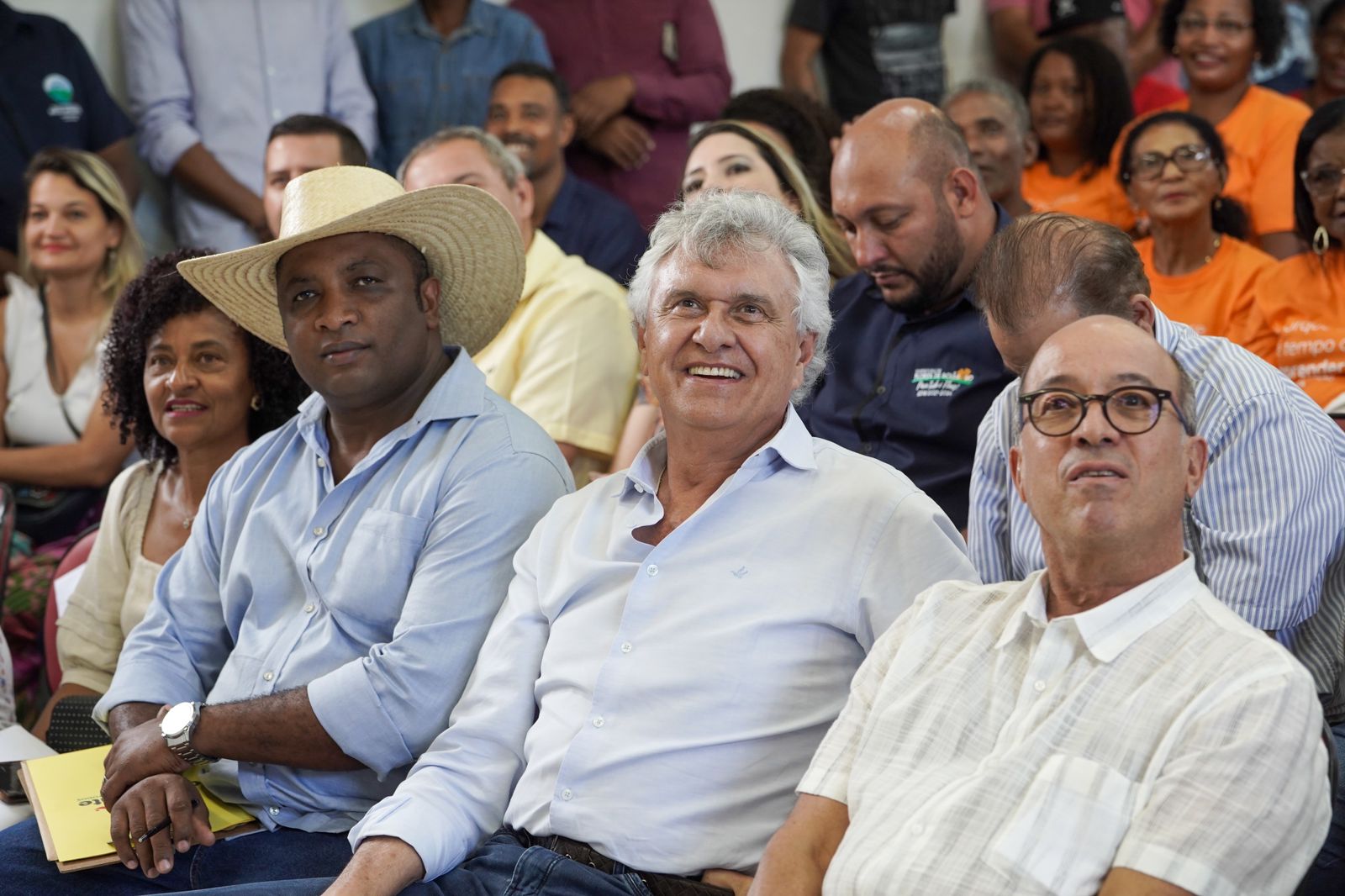 Caiado entrega diplomas de alfabetização a jovens e adultos em Cavalcante (GO)