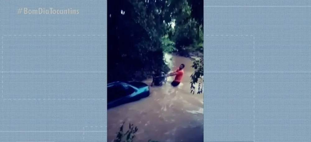 Carro cai em córrego após motorista tentar desviar de buracos em ponte, na zona rural de Paranã (TO)