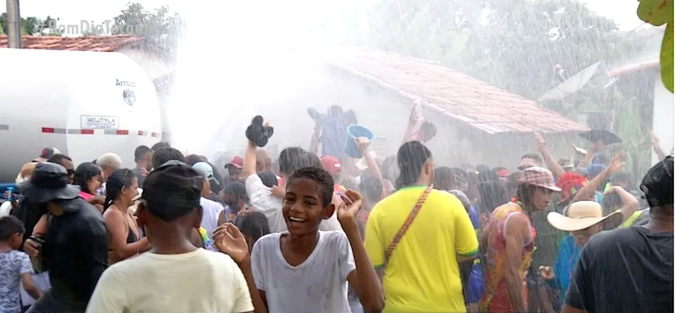 TV Globo destaca a tradição do Entrudo de Arraias (TO) e diz que a festa está de volta com todo mundo encharcado