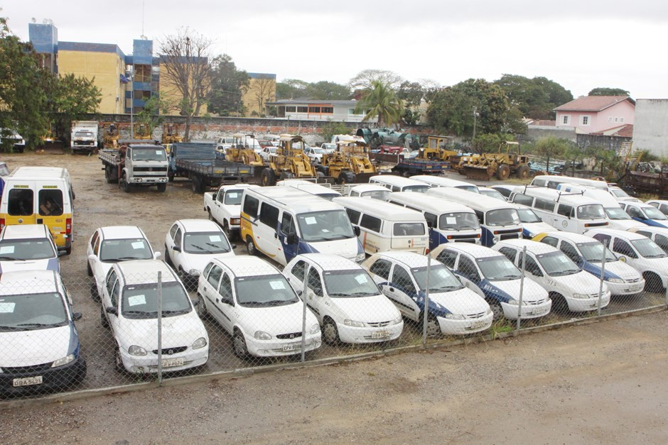 Leilão da Prefeitura de Arraias terá caminhonetes, tratores, ônibus e caminhões