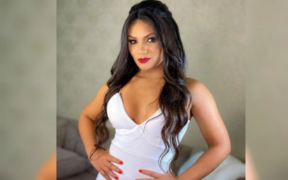 Acidente de carro mata a cantora Vivi Araújo, aos 22 anos