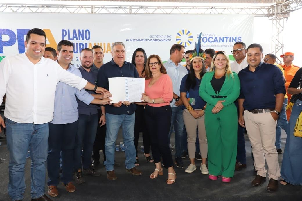 Governo do Tocantins entrega títulos definitivos rurais para 140 famílias em Taguatinga (TO)