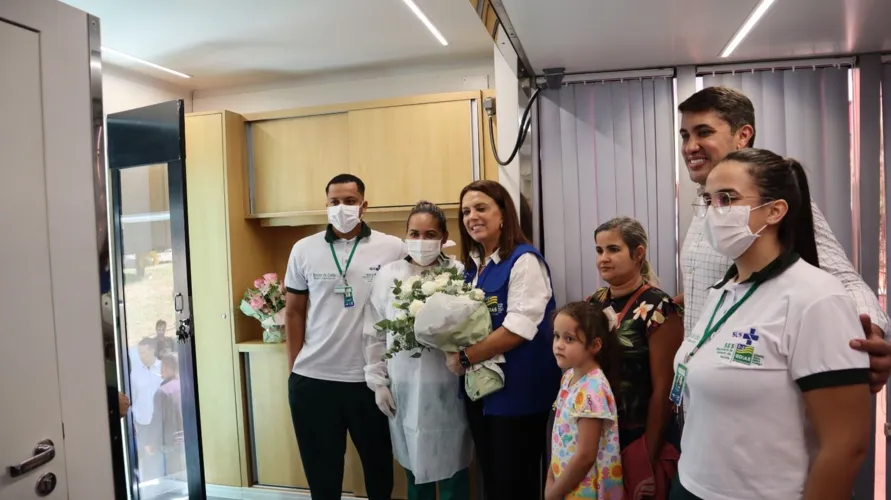 Primeira-dama Gracinha Caiado conhece Carreta da Tomografia de Posse (GO)