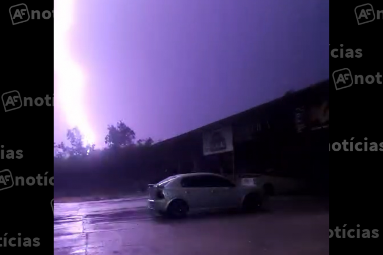 Morador faz registro impressionante de queda de raio em Arraias (TO)