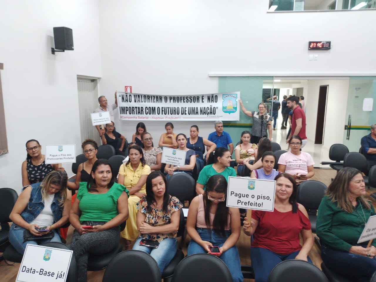 Servidores de Posse (GO) fazem manifestação na Câmara e pedem pagamento do piso