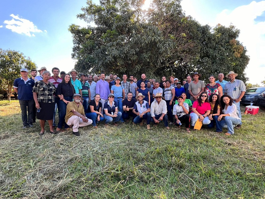Parceiros de projeto de fruticultura irrigada em Goiás conhecem pesquisas com irrigação