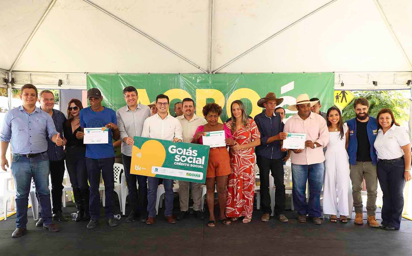 Governo de Goiás realiza a maior entrega em cartões do Crédito Social em Teresina de Goiás (GO)