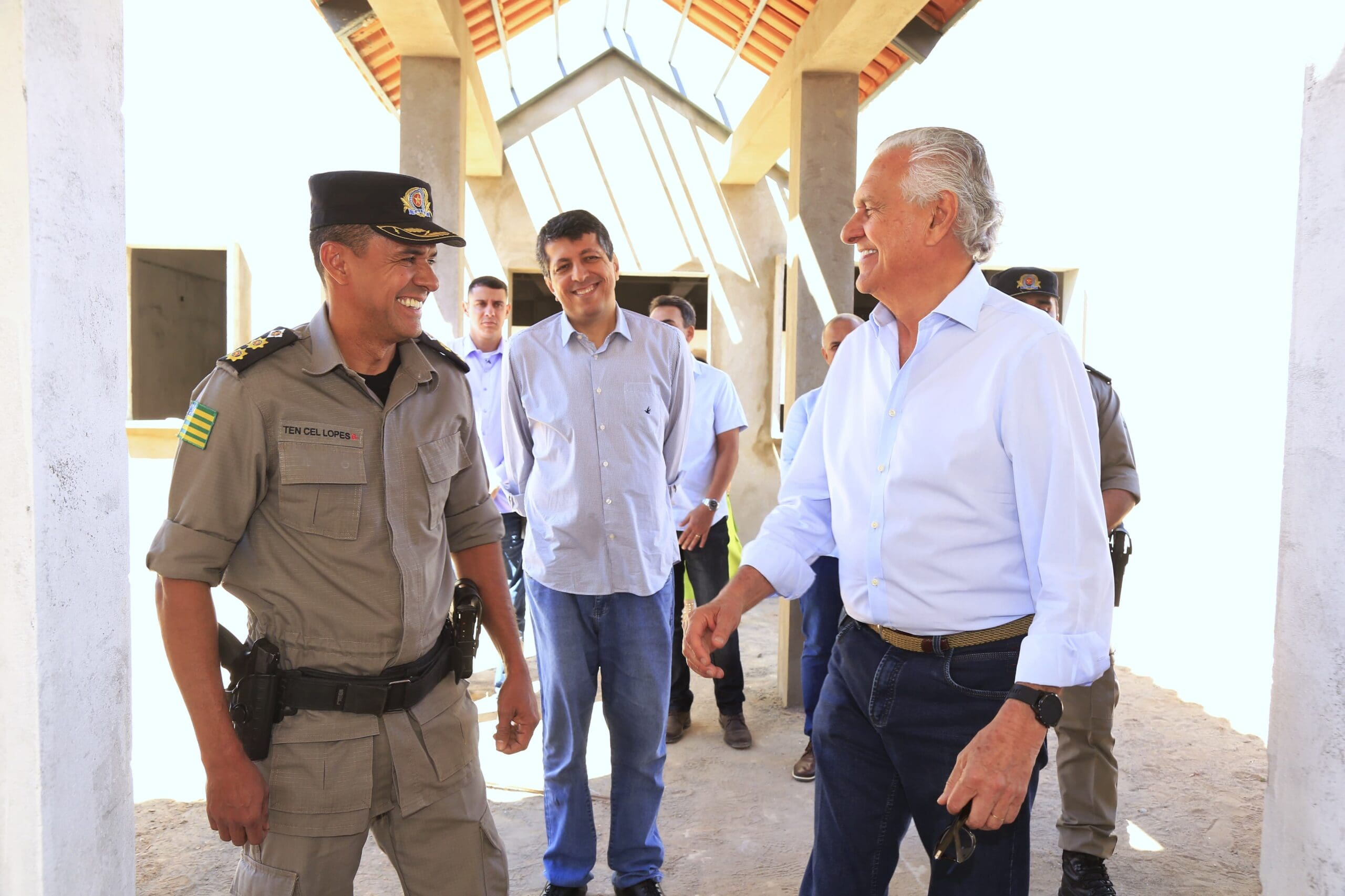 Em Posse (GO), Caiado entrega escrituras e cartões do Aluguel Social