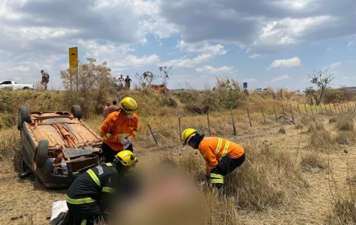 Carro capota e mulher é lançada na GO-118