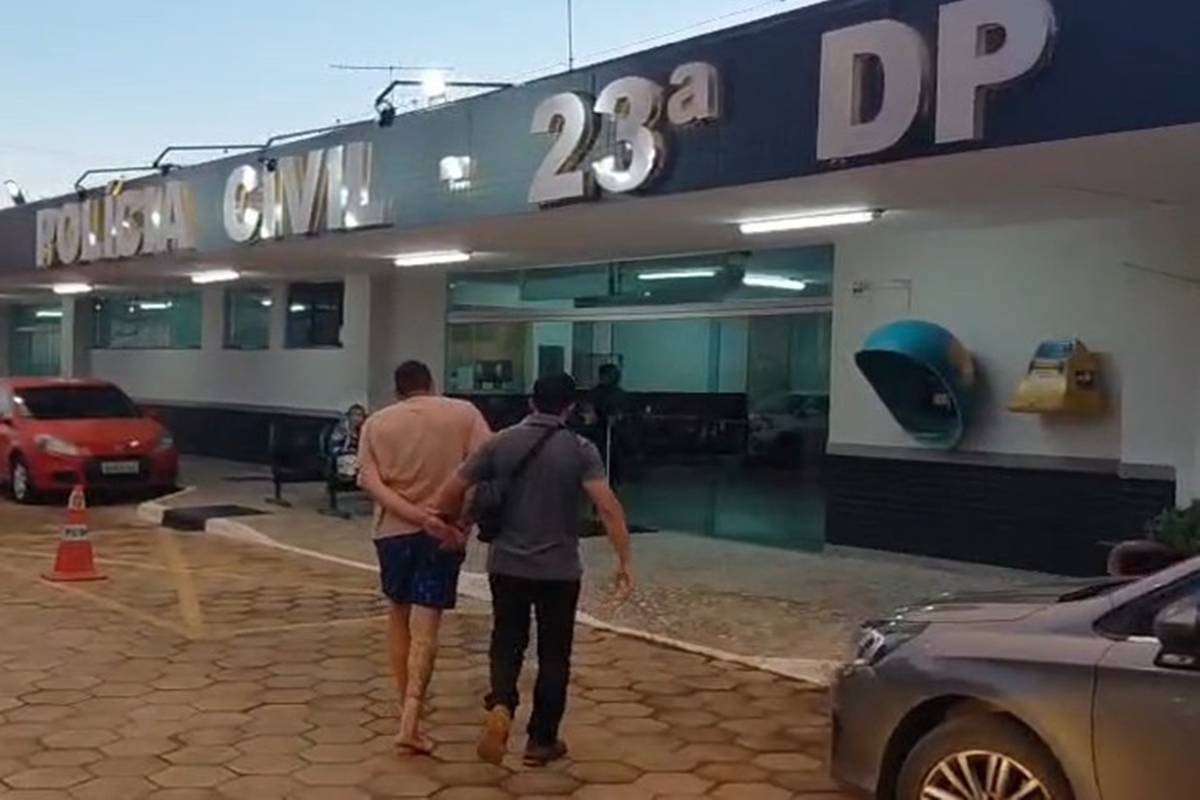 Homem agride mulher com retrovisor de carro e alicate de unha