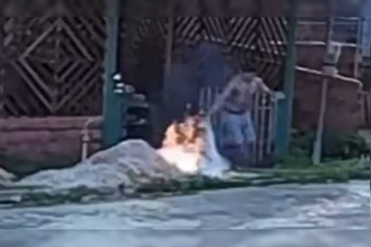 Homem põe fogo na esposa e na filha com gasolina