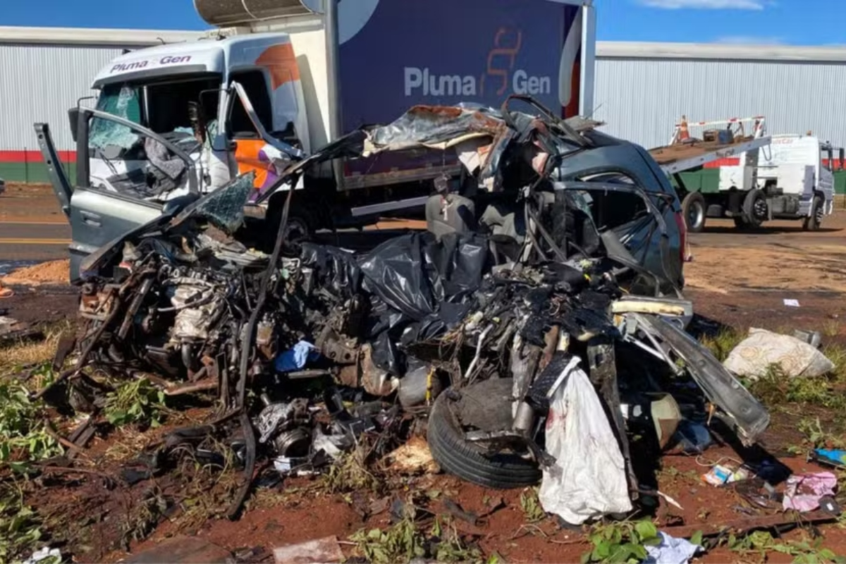 Veja como ficou carro destruído em acidente que matou família no PR