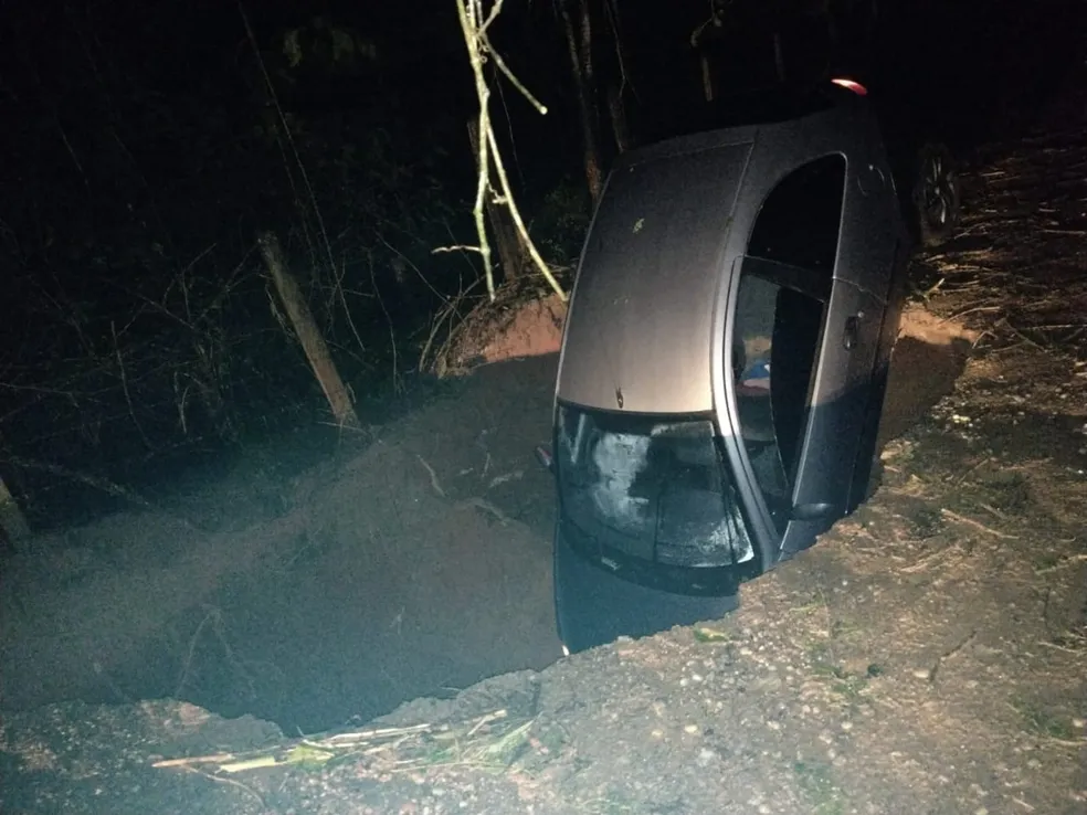 Policiais resgatam mulher e criança após carro cair em buraco em Posse (GO)