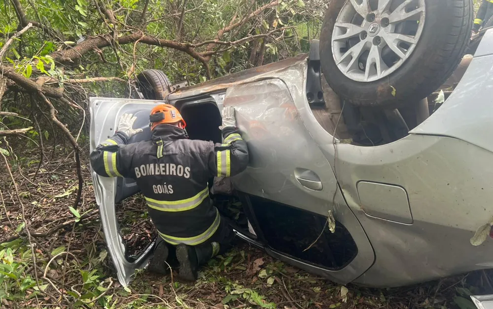Motorista de 29 anos morre após carro sair da pista e capotar na GO-118, na Chapada dos Veadeiros