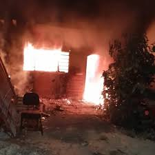 Incêndio em residência mobiliza bombeiros e PM e termina sem vítimas em Campos Belos (GO)