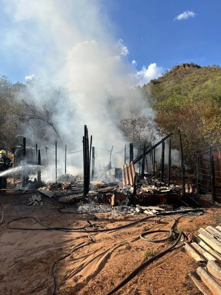 Incêndio destrói casa e deixa duas mulheres feridas em Posse; especialista alerta sobre cuidados dentro de casa
