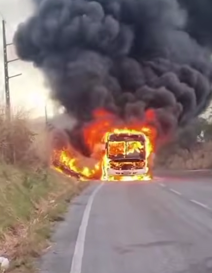 Ônibus escolar pega fogo com cerca de 40 crianças na zona rural de Arraias (TO); ninguém ficou ferido