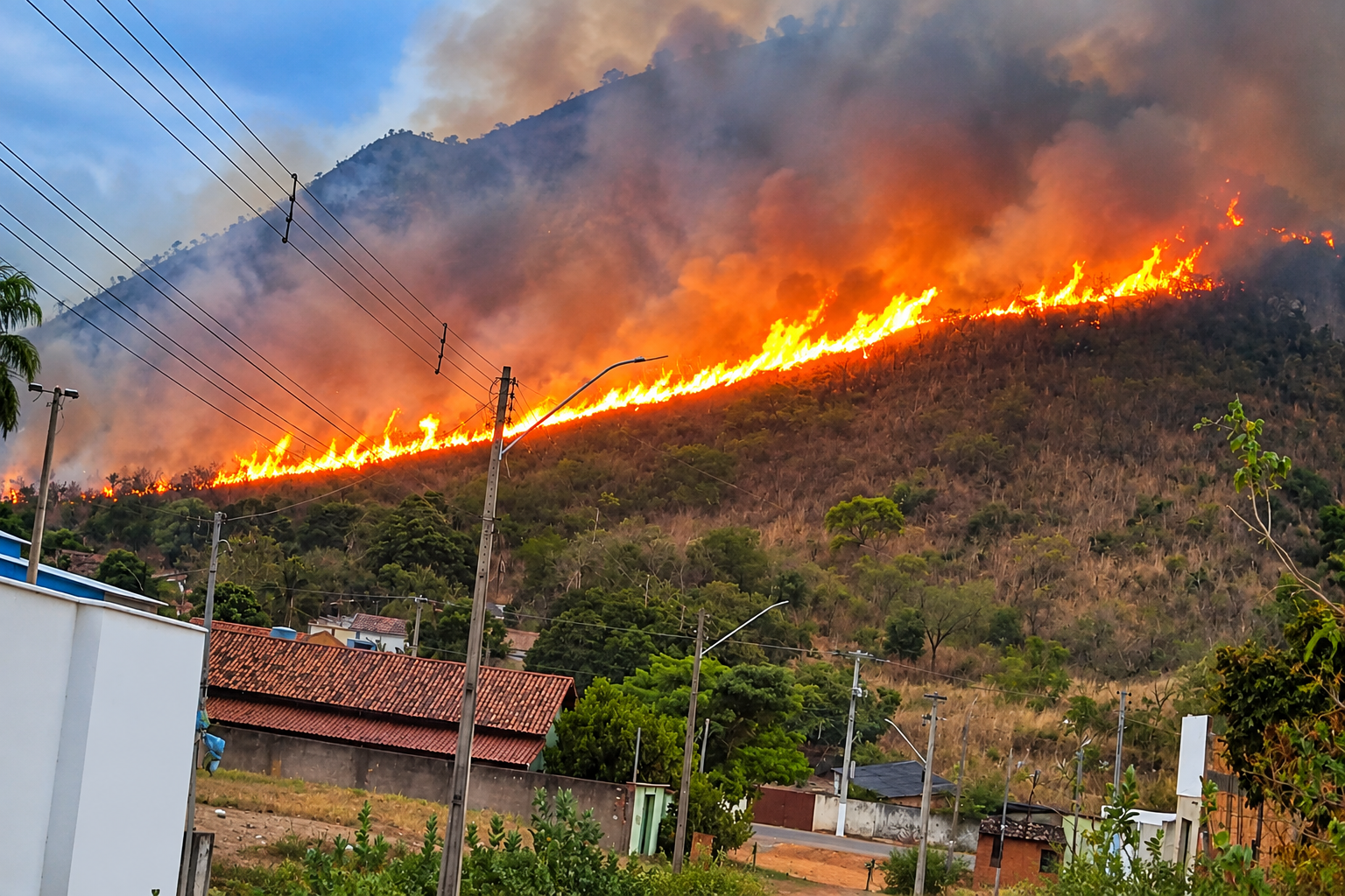 Incêndio de grandes proporções atinge Morro do Borges e avança sobre área urbana de Monte Alegre de Goiás
